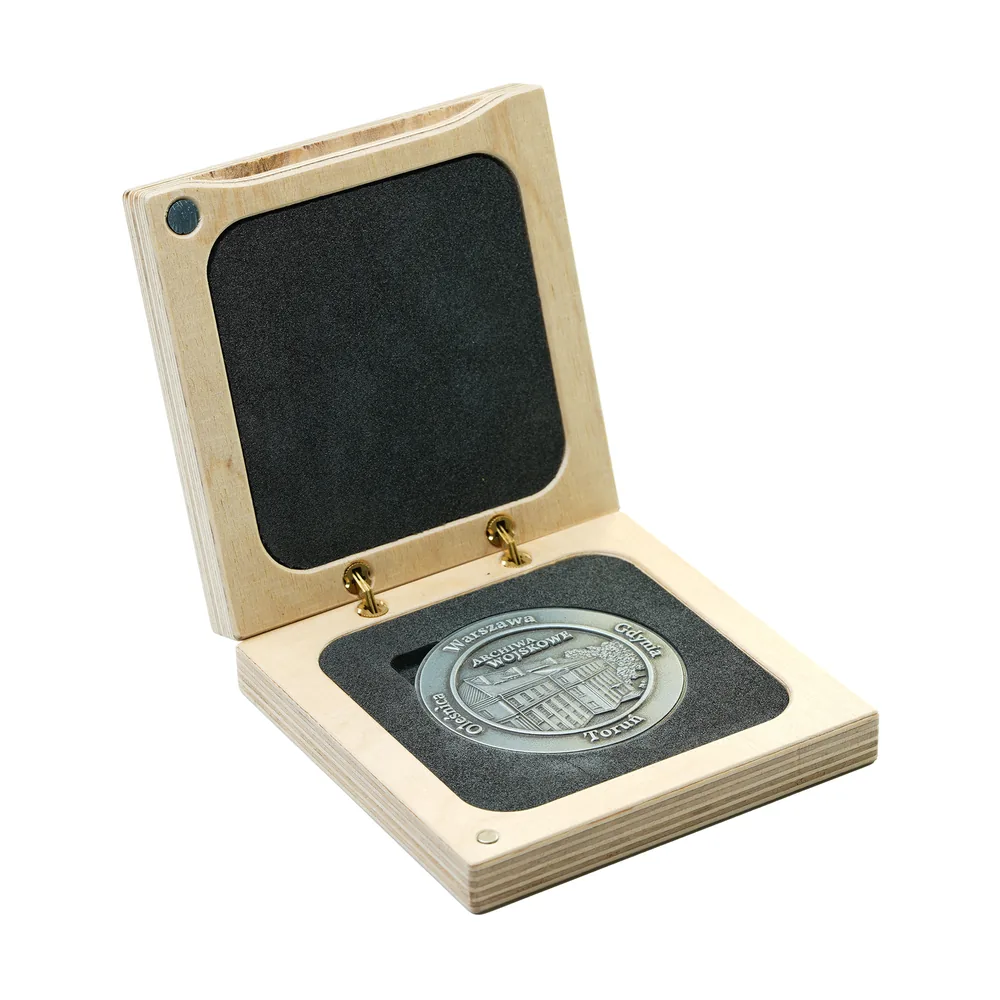 Sperrholzbox für eine Medaille mit passgenau zugeschnittener Schaumstoffeinlage