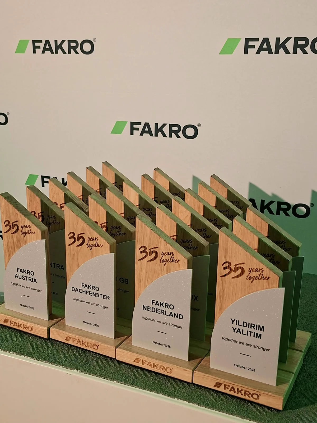 Trophäen aus Eichenholz zum 35. Jubiläum von FAKRO mit Gravur 35 years together